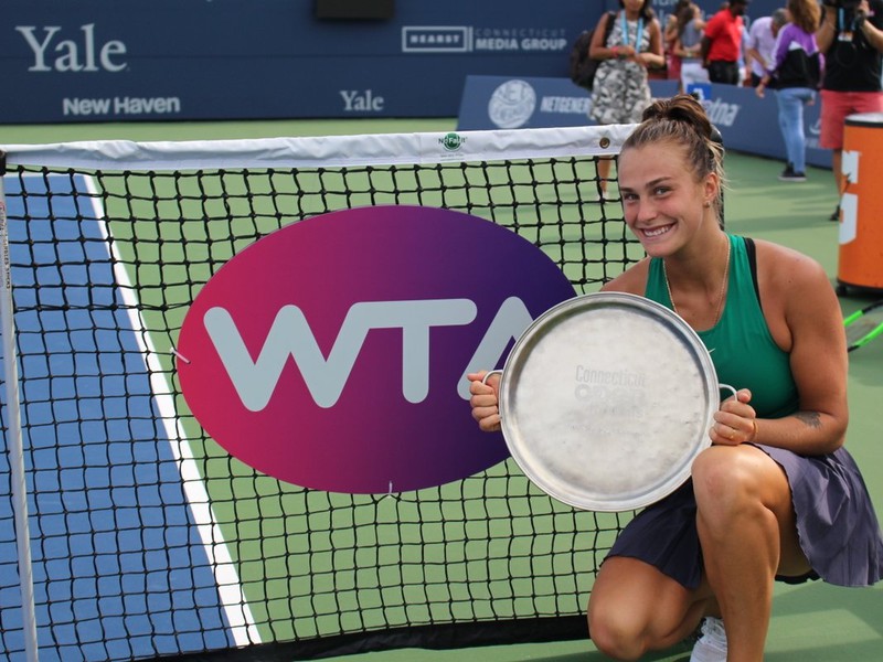 Arina Sobolenková oslavuje prvý titul na okruhu WTA