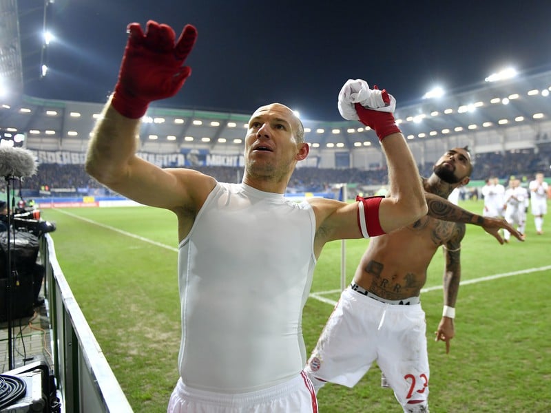 Arjen Robben a Arturo Vidal z Bayernu Mníchov hádžu dresy divákom 