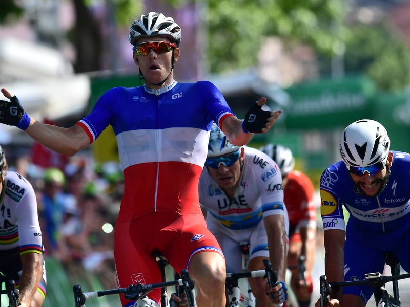 Na snímke francúzsky cyklista Arnaud Demare z tímu Groupama-Fdj sa teší po triumfe v sobotňajšej 8. etape pretekov Okolo Švajčiarska v Bellinzone