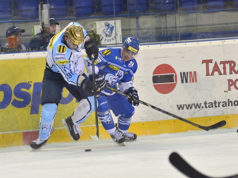 Richard Lelkeš z HK Nitra a Arne Kroták z HK Poprad