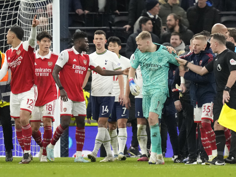 Potyčka v závere zápasu medzi Arsenalom a Tottenhamom 
