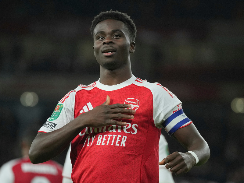 Bukayo Saka oslavuje strelený gól Arsenalu v Ligovom pohári