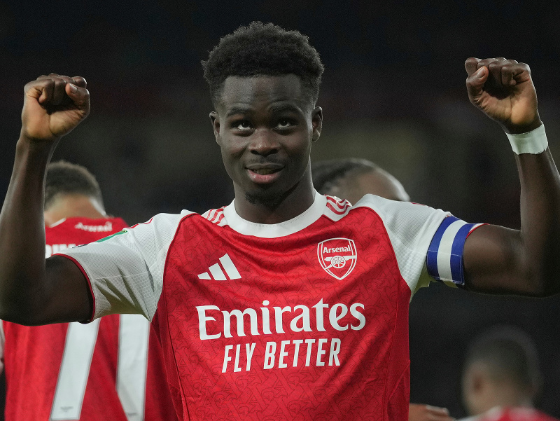 Bukayo Saka oslavuje strelený gól Arsenalu v Ligovom pohári