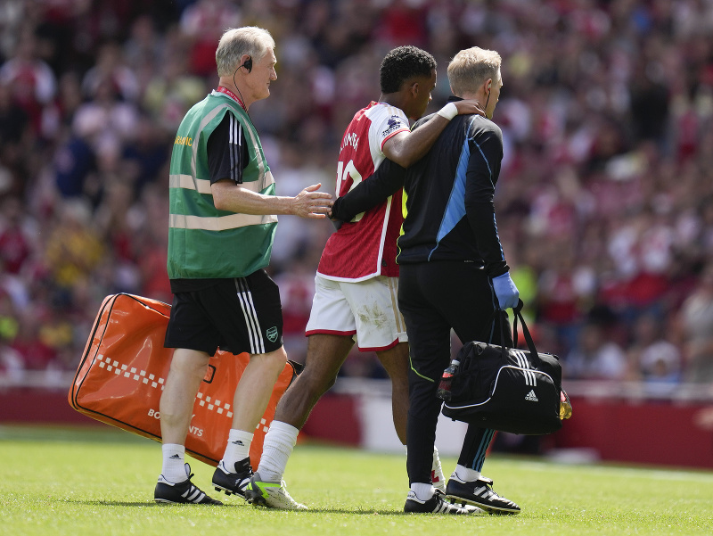 Zranený obranca Arsenalu Jurrien Timber odchádza z trávnika