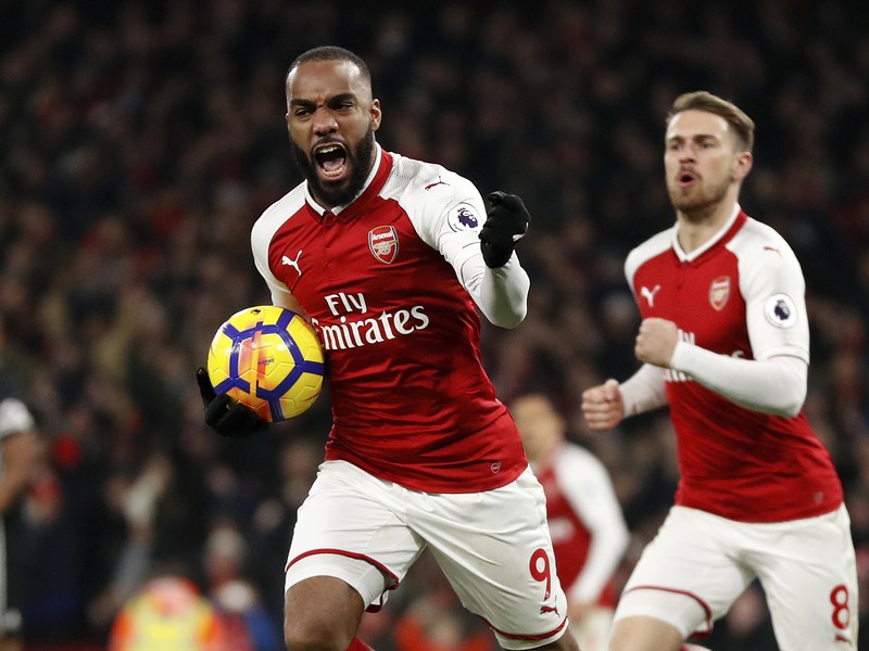Alexandre Lacazette oslavuje gól