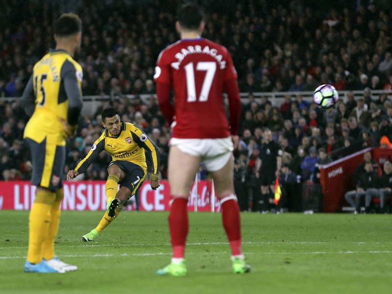 Alexis Sánchez dáva gól Arsenalu