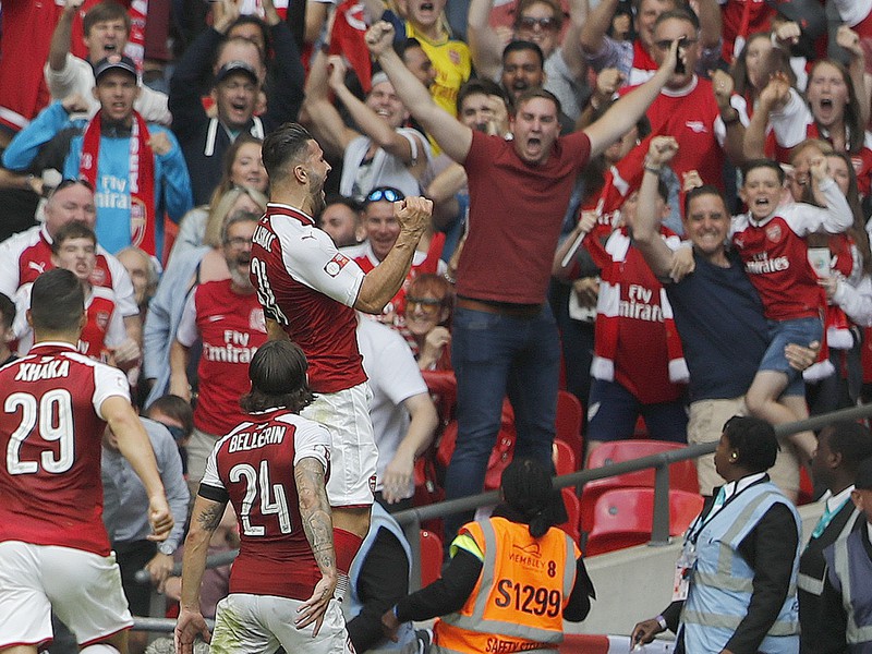 Hráči Arsenalu oslavujú s fanúšikmi 