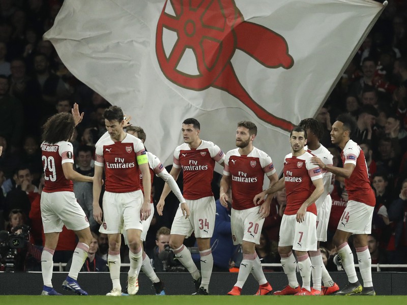 Hráči Arsenalu Londýn sa tešia po góle Shkodrana Mustafiho 