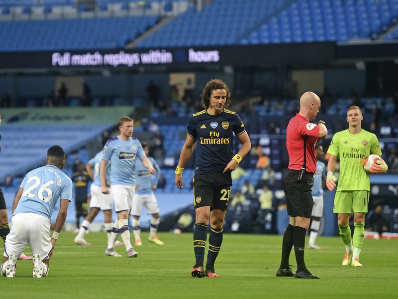 David Luiz opúšťa ihrisko po červenej karte