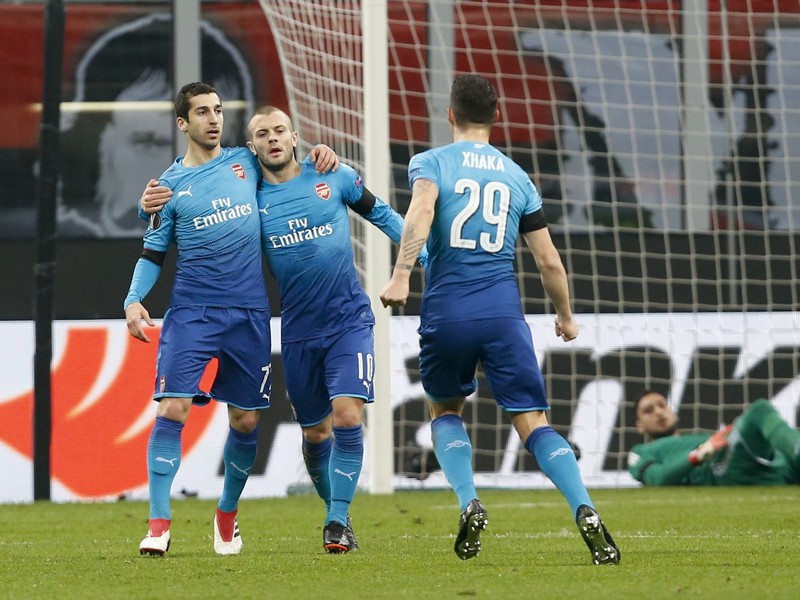 Henrikh Mkhitaryan (vľavo) sa raduje z gólu so spoluhráčmi