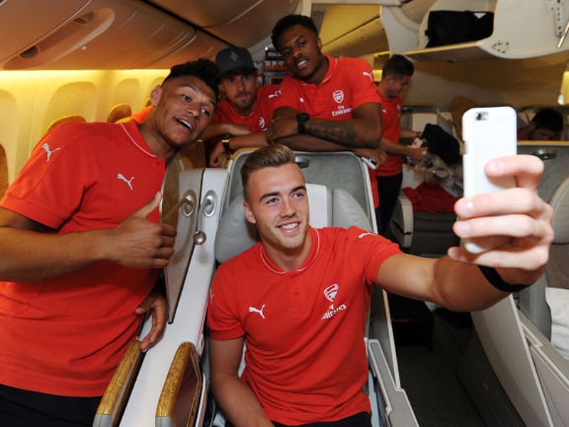 Futbalisti Arsenalu Alex Oxlade-Chamberlain, Kieran Gibbs, Calum Chambers, Aaron Ramsey a Chuba Akpom pri fotení selfie počas letu do Singapuru
