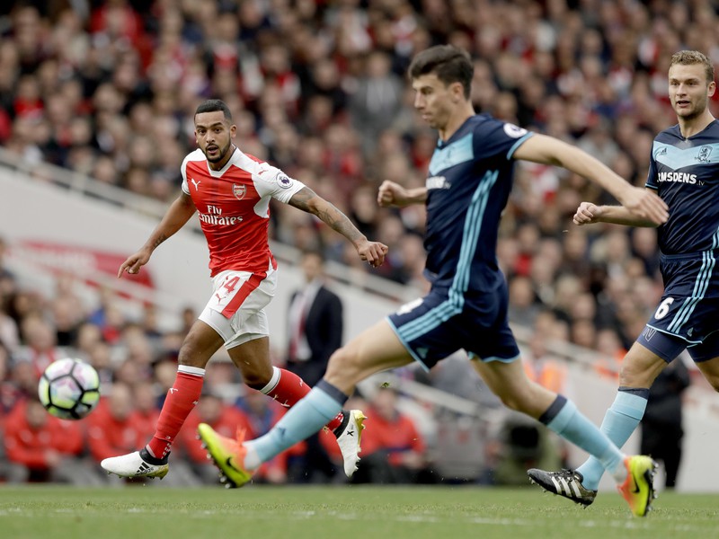 Theo Walcott v pozadí 
