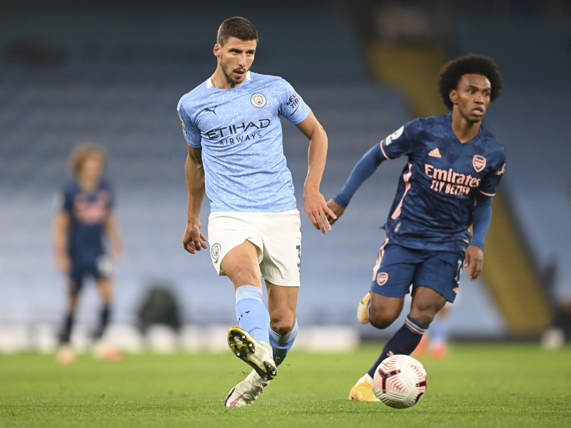 Ruben Dias a Willian v súboji 