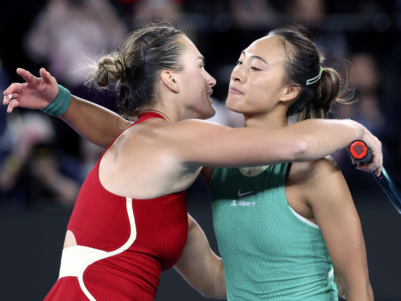 Čínska tenistka Čchin-wen Čeng blahoželá Aryne Sabalenkovej k titulu na Australian Open