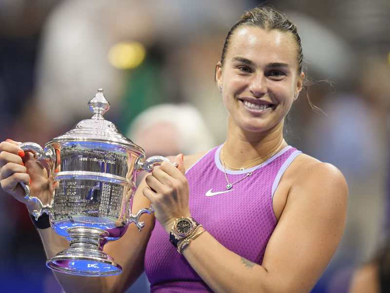 Bieloruská tenistka Aryna Sabalenková s víťaznou trofejou US Open