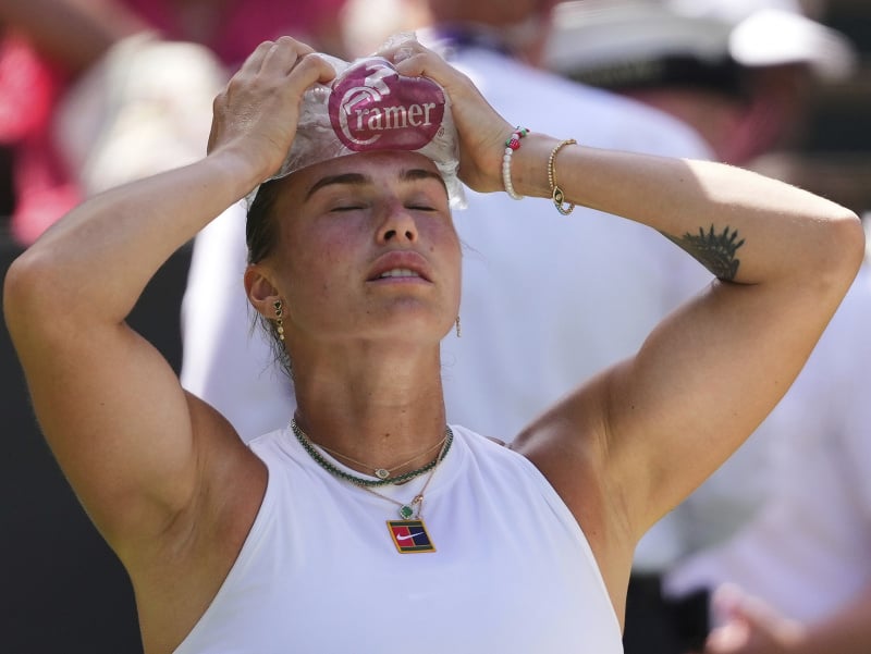 Aryna Sabalenková sa ochladzuje ľadovým obkladom počas súboja na Wimbledone