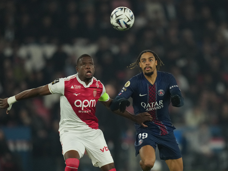 Na snímke hráč PSG Bradley Barcola(vpravo) a hráč Monaca Denis Zakaria bojujú o loptu