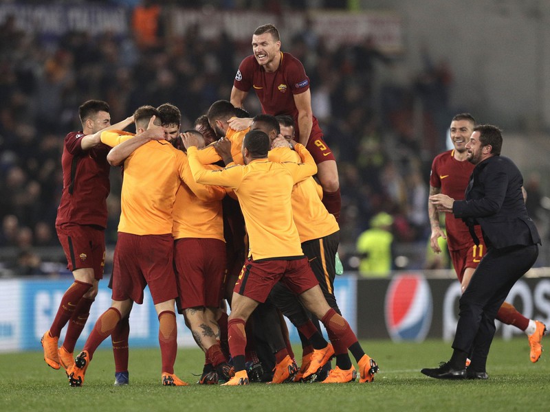 Futbalisti AS Rím sa tešia po postupe do semifinále futbalovej Ligy majstrov po odvetnom štvrťfinálovom zápase AS Rím - FC Barcelona