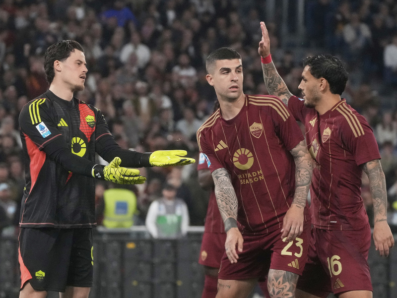 Brankár AS Rím Mile Svilar, vedľa neho Gianluca Mancini a Leandro Paredes