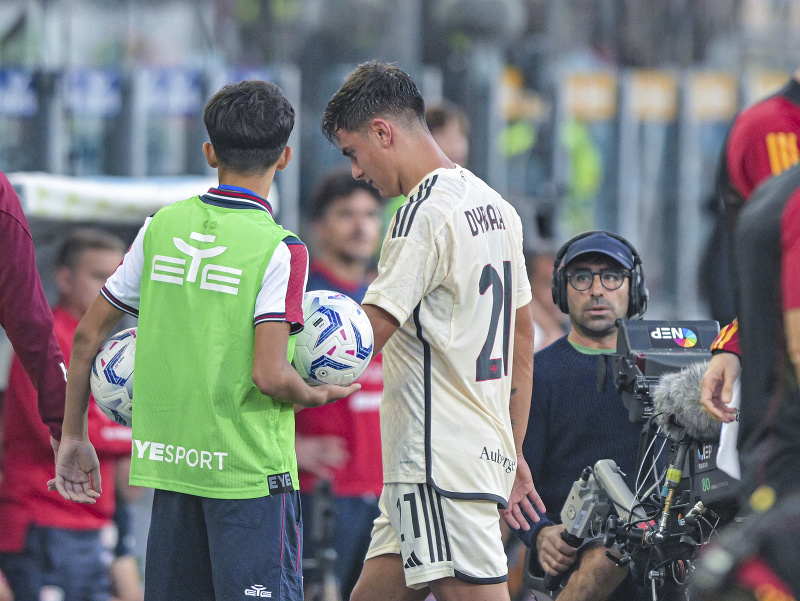Zranený Paulo Dybala (AS Rím) opúšťa trávnik počas víkendového zápasu talianskej Serie A