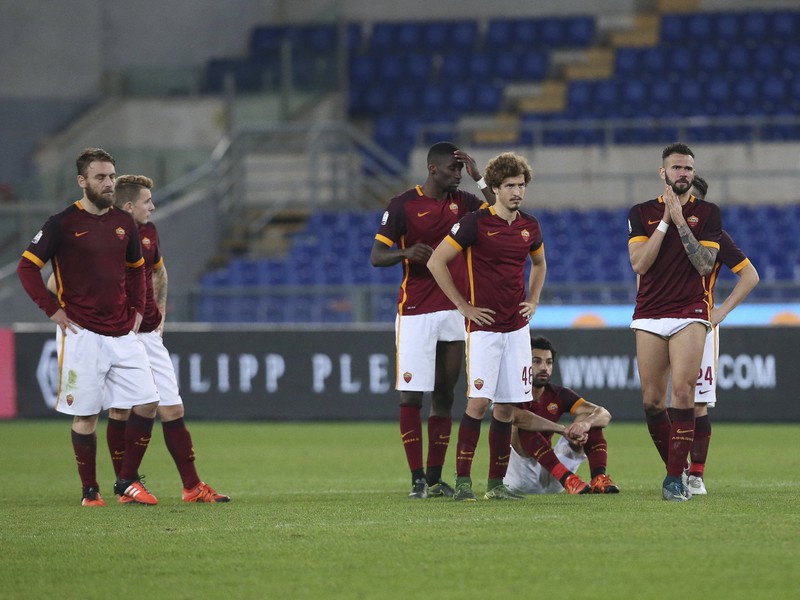 Sklamaní hráči rímskeho AS po vypadnutí z Talianskeho pohára