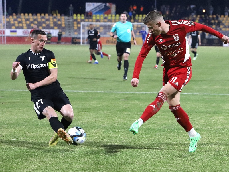 Na snímke zľava Damián Bariš (Trenčín) a Martin Rymarenko (Banská Bystrica)