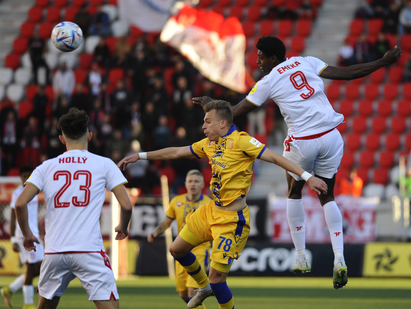 Sprava: Chinonso Emeka z AS Trenčín a Dominik Veselovský z FC DAC 1904 Dunajská Streda a Dominik Hollý z AS Trenčín