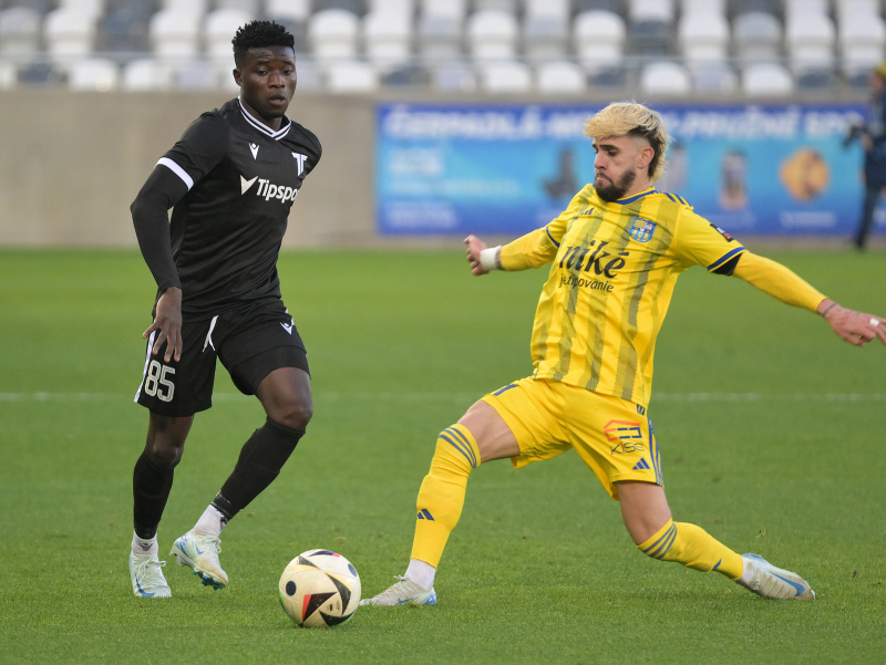 Na snímke vpravo Luis Muguel Castelo Santos (Košice), vľavo Emmanuel Chimereucheya Uchegbu (Trenčín)