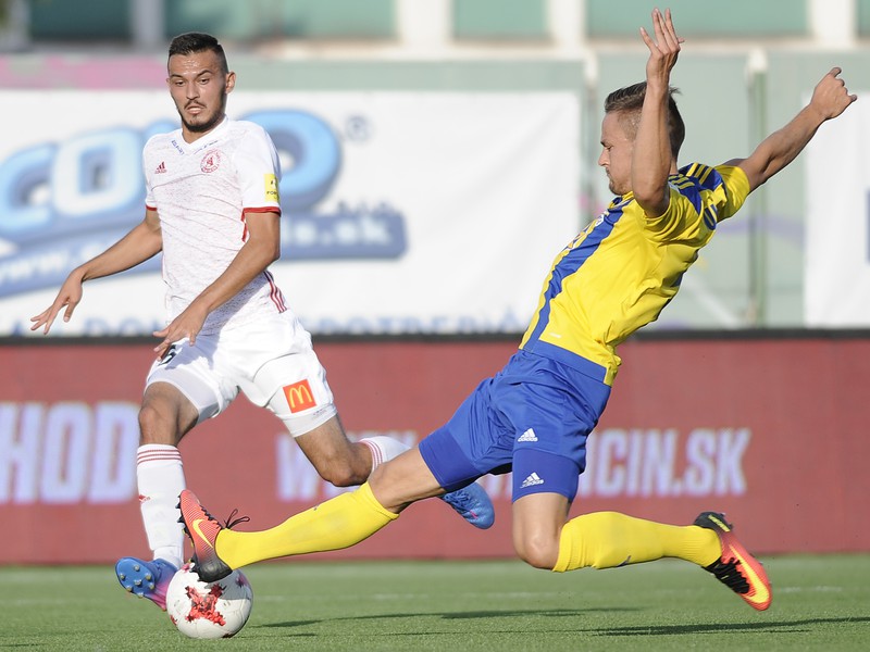 Zľava: Martin Šulek z AS Trenčín a Erik Pačinda z FK DAC 1904 Dunajská Streda