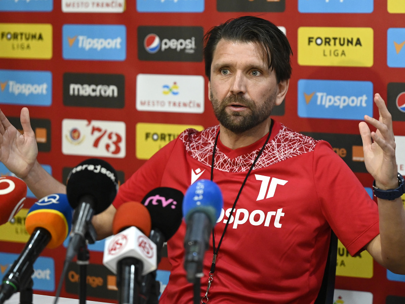 Na snímke nový tréner futbalového klubu AS Trenčín Peter Hyballa odpovedá na otázky novinárov počas štartu letnej prípravy klubu