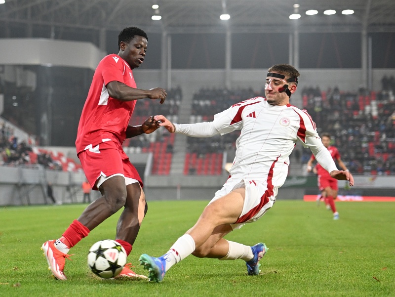 Vľavo hráč Trenčína Sani Suleiman a hráč Olympiacosu Ilias Panagakos