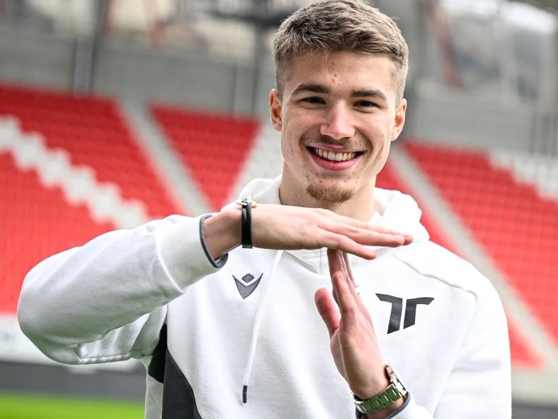 Novou posilou futbalistov AS Trenčín sa stal estónsky krajný obranca Kristo Hussar. 