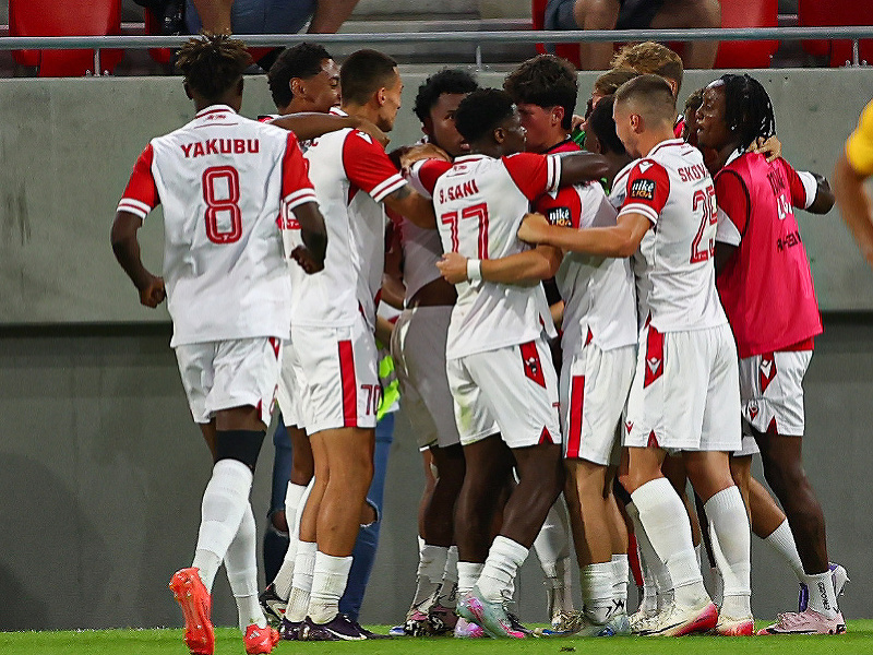 V pozadí futbalisti AS Trenčín sa radujú z gólu