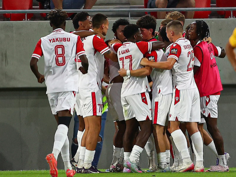 V pozadí futbalisti AS Trenčín sa radujú z gólu
