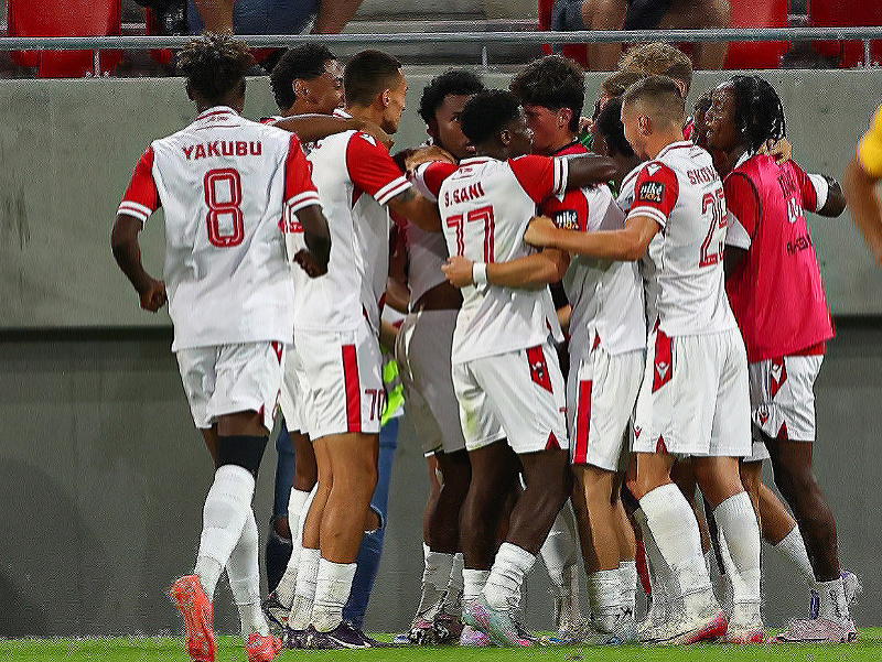 V pozadí futbalisti AS Trenčín sa radujú z gólu