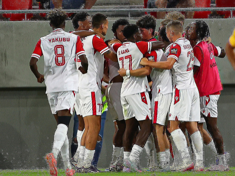 V pozadí futbalisti AS Trenčín sa radujú z gólu
