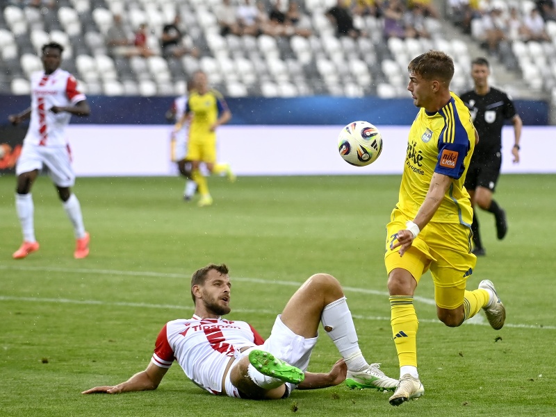 Zľava Richard Križan (Trenčín) a Karlo Miljanič (Košice) v súboji o loptu