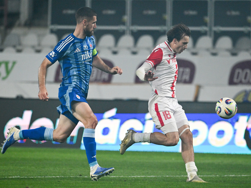 Napravo Adrián Fiala v drese Trenčína