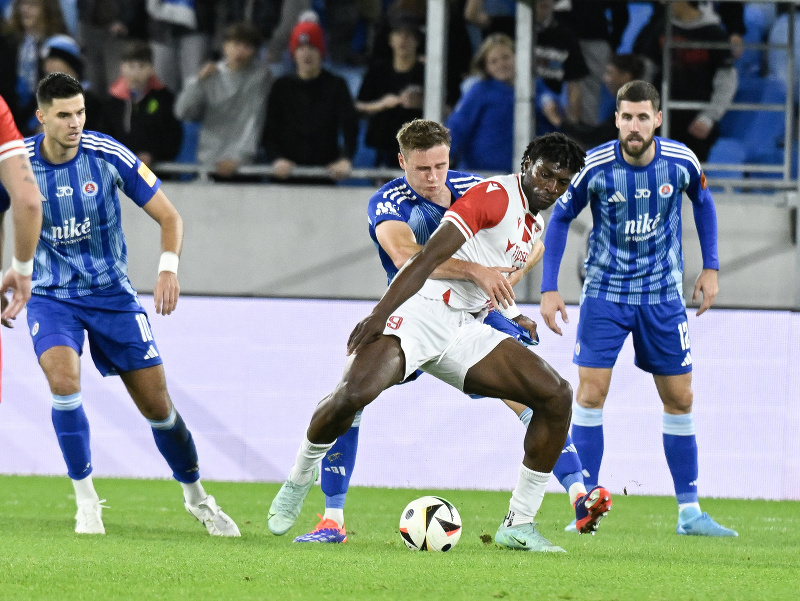 Na snímke v popredí Chinonso Emeka (Trenčín) a za ním Siemen Voet (Slovan)