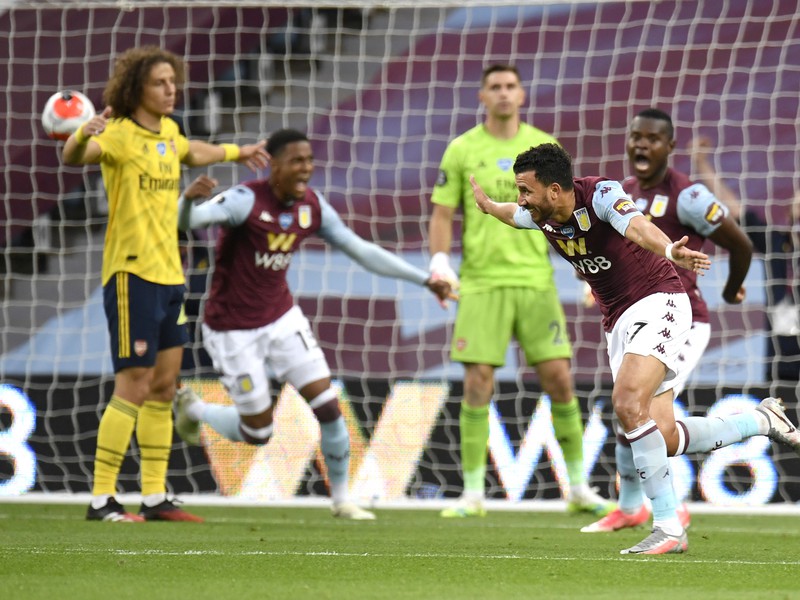 Hráči Aston Villy sa radujú z gólu do siete Arsenalu