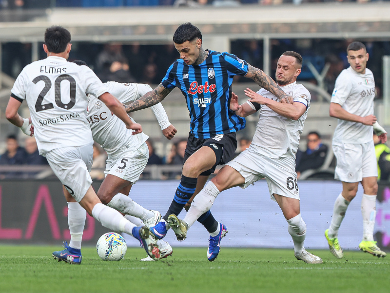 Gianluca Scamacca a Stanislav Lobotka v súboji o loptu