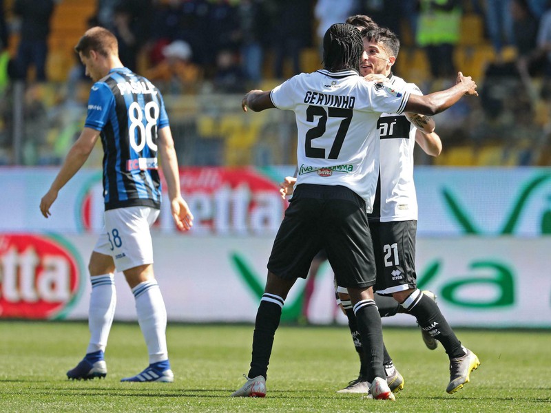 Gervinho a Matteo Scozzarella oslavujú gól Parmy