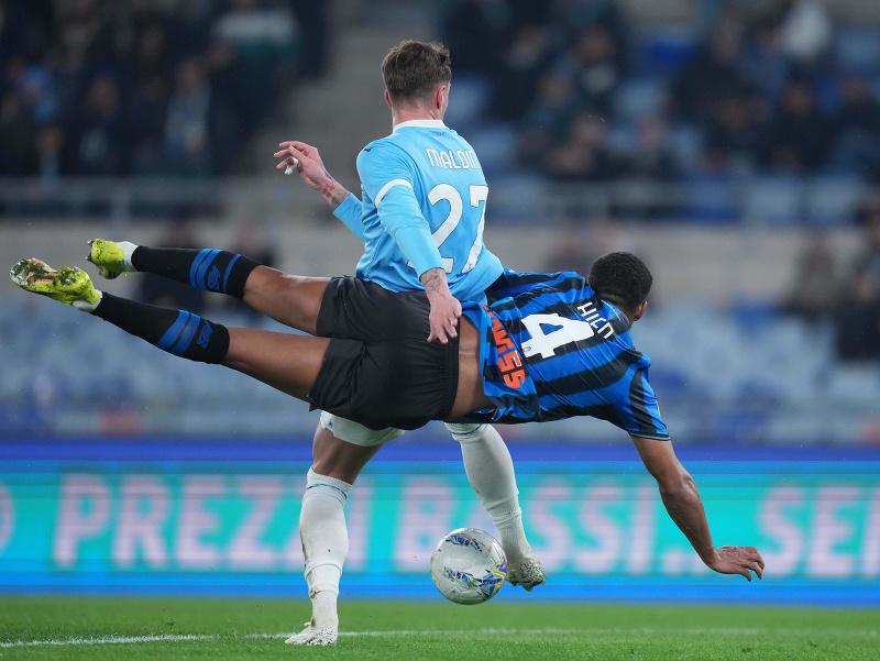 Hráč Lazia Daniel Maldini (v popredí) a hráč Atalanty Isak Hien bojujú o loptu
