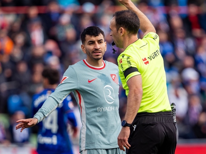  Ángel Correa a hlavný rozhodca Guillermo Cuadra