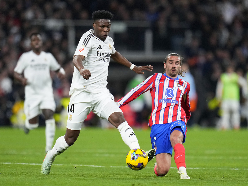 Aurélien Tchouaméni a Antoine Griezmann v súboji o loptu