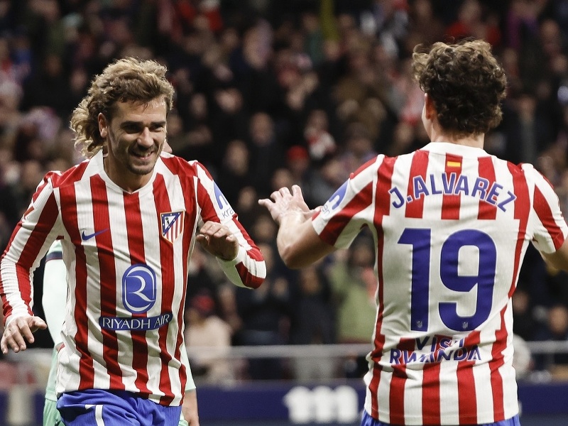 Antoine Griezmann (vľavo) a Julián Álvarez sa radujú z gólu