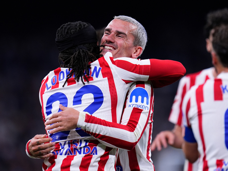 Ademola Lookman a Antoine Griezmann (vpravo) oslavujú gól Atlética