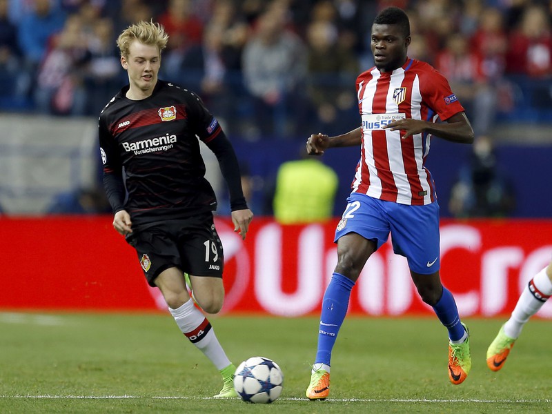 Hráč Bayeru Leverkusen Julian Brandt, vpravo hráč Madridu Augusto Fernandez