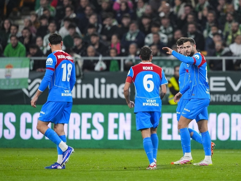 Slovenský reprezentant Dávid Hancko oslavuje po góle so spoluhráčmi 