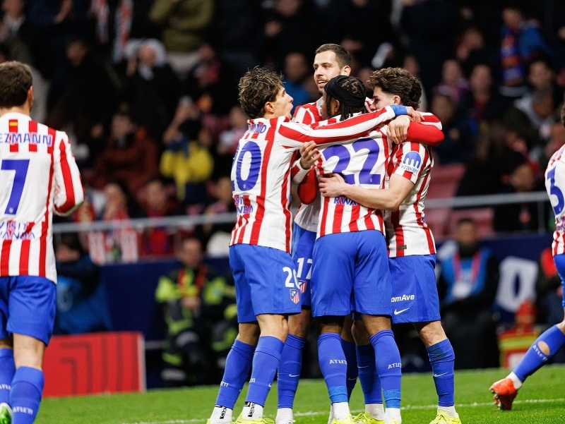 Dávid Hancko oslavuje s hráčmi Atlética Madrid gól do siete Barcelony
